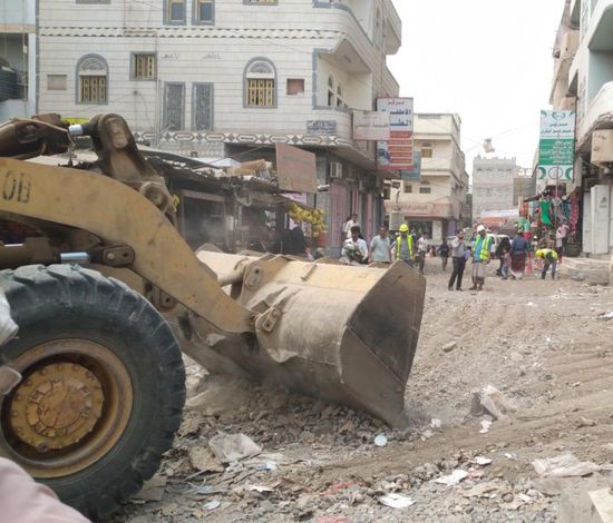 إزالة عوائق رصف محيط مستشفى ردفان