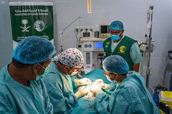 بأول أيامها.. متطوعو "سلمان للإغاثة" يجرون 16 جراحة في سيئون