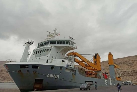 باخرة تصل المكلا لنقل مولدات كهربائية للشحر (صور)