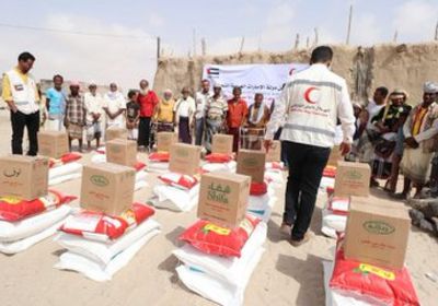 الهلال الإماراتي يوزع 14 طناً من المساعدات الغذائية في رضوم بشبوة (صور)