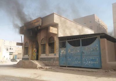 اندلاع حريق هائل بمبنى بريد الحوطة في حضرموت(صور)