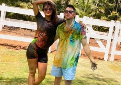 بريانكا شوبرا تحتفل بالهولي مع زوجها نيك جوناس (صور وفيديو)