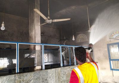 بالصور.. الحريق يدمر مكتب بريد الحوطة في حضرموت