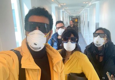 من مطار القاهرة.. عمرو سعد وفيفي عبده بـ "الكمامات"