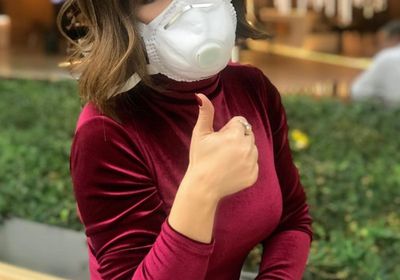 ماجي بوغصن بـ "الكمامة" قبل سفرها لدبي