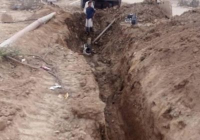 إصلاح تسريب خط مياه ردفان
