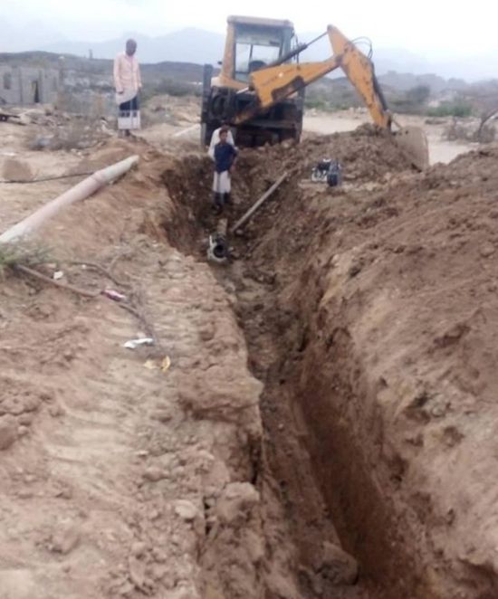 إصلاح تسريب خط مياه ردفان