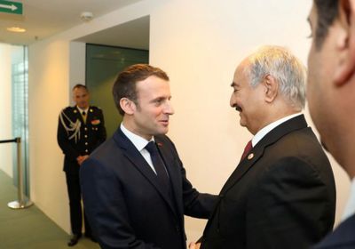 حفتر يسلّم ماكرون ملفًا عن المرتزقة الأتراك المتواجدين في طرابلس