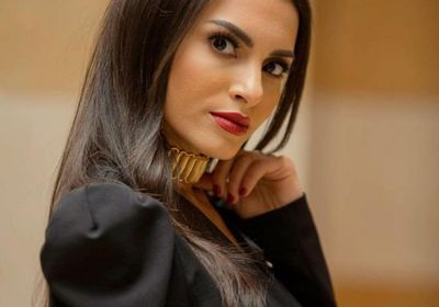 كارمن سليمان تتألق بالأسود وسط المعابد في جلسة تصوير جديدة