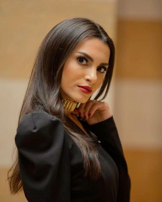 كارمن سليمان تتألق بالأسود وسط المعابد في جلسة تصوير جديدة