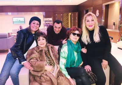 فريق عمل "نساء من ذهب" يحتفلون بعيد ميلاد سميحة أيوب (فيديو)