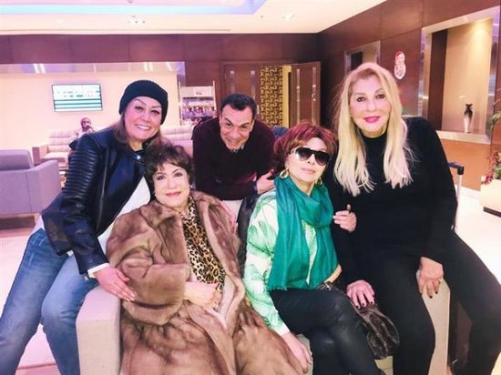 فريق عمل "نساء من ذهب" يحتفلون بعيد ميلاد سميحة أيوب (فيديو)