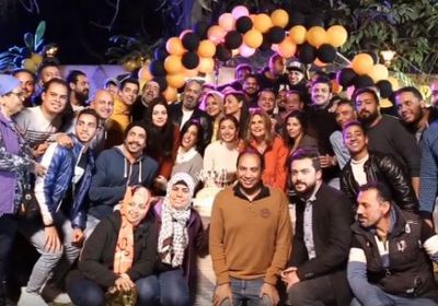 بالفيديو.. يسرا تحتفل بعيد ميلادها بصحبة فريق عمل "دهب عيرة"