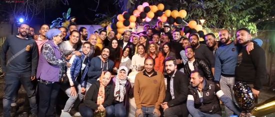 بالفيديو.. يسرا تحتفل بعيد ميلادها بصحبة فريق عمل "دهب عيرة"