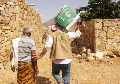 مركز الملك سلمان يوزع مئات السلال الغذائية بسقطرى