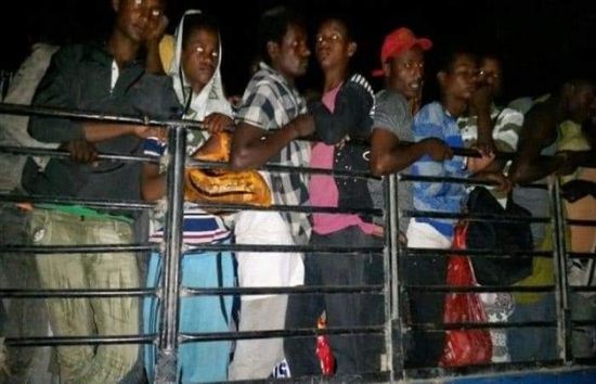 ترحيل عشرات اللاجئين الأفارقة المُخالفين من عدن