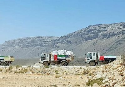 "خليفة الإنسانية" توزع مساعدات في بسترو بسقطرى (صور)