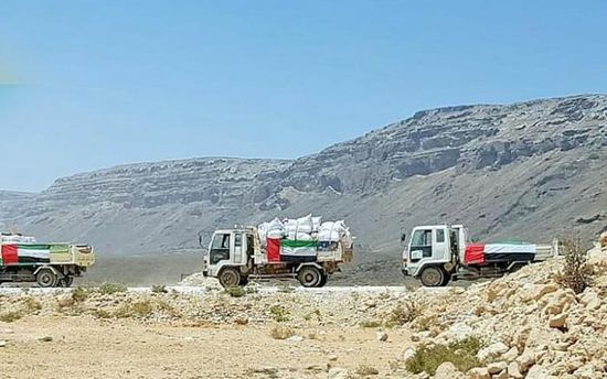 "خليفة الإنسانية" توزع مساعدات في بسترو بسقطرى (صور)