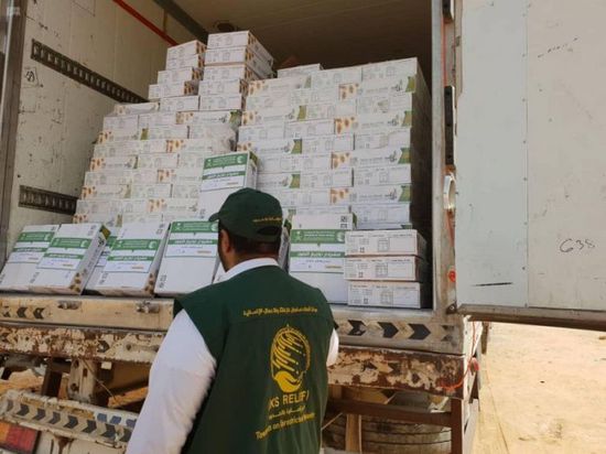 3325 كرتون تمور من "سلمان للإغاثة" لأهالي حضرموت والمهرة
