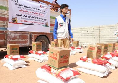 قافلة إغاثية إماراتية تصل إلى الروضة بشبوة (صور)