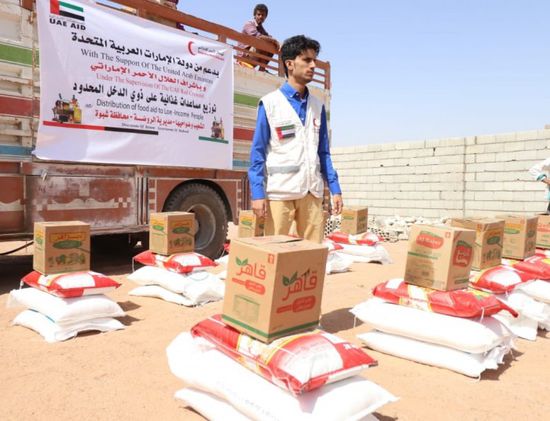 قافلة إغاثية إماراتية تصل إلى الروضة بشبوة (صور)