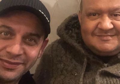 "رفيق المشوار".. مصطفى قمر ينعي الشاعر الراحل سامح العجمي