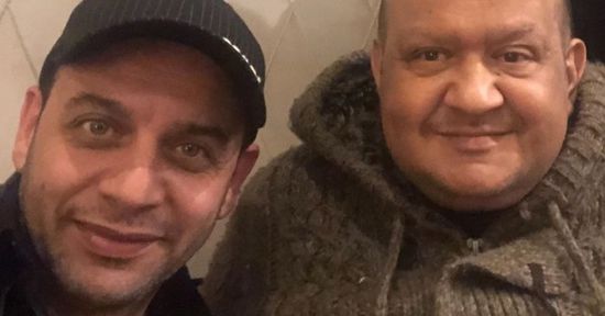 "رفيق المشوار".. مصطفى قمر ينعي الشاعر الراحل سامح العجمي