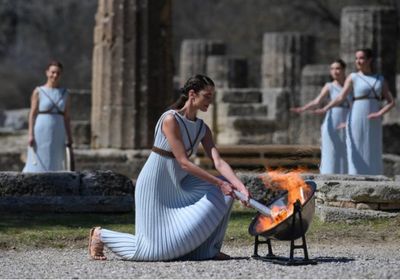 اشعال الشعلة الأولمبية في أثينا أمام عدد محدود من المدعوين