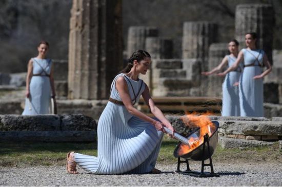 اشعال الشعلة الأولمبية في أثينا أمام عدد محدود من المدعوين