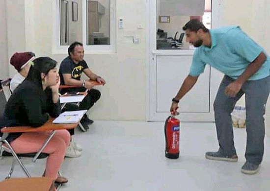 "خليفة الإنسانية" تدرب طلاب سقطرى على أعمال الإنقاذ (صور)