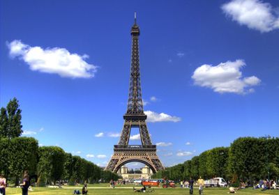 فرنسا تغلق برج إيفل حتى إشعار آخر