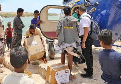 بطائرة مروحية.. فريق طبي إماراتي يُعالج المرضى أقصى شرق سقطرى (صور)  