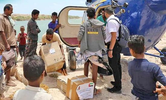 بطائرة مروحية.. فريق طبي إماراتي يُعالج المرضى أقصى شرق سقطرى (صور)  