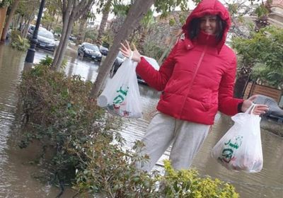 بشرى وسط مياة الأمطار في أحدث ظهور لها (صورة)