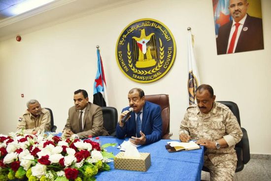 خلال اجتماع طارئ.. الانتقالي يطلب تبريراً لمنع قياداته من العودة للوطن