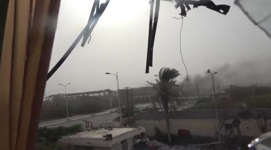 فيديو يوثّق لحظة تفجير نقطة الرقابة الخامسة بالحديدة