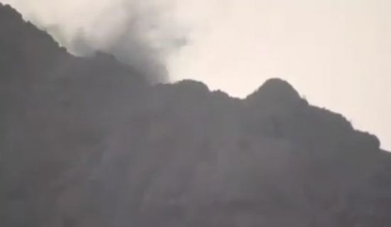 شاهد.. لحظة تدمير موقع تمركز قناص حوثي بالبرح