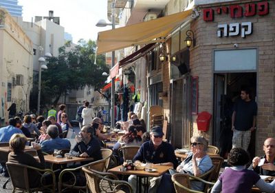 &laquo;كورونا&raquo; يسيطر.. إسرائيل تغلق المطاعم ومراكز التسوق والمقاهي