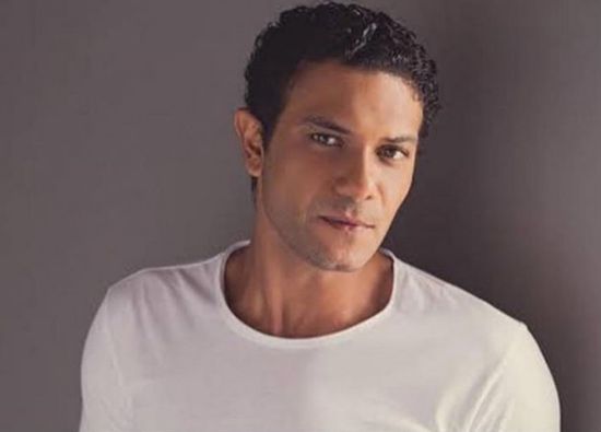 بالفيديو.. آسر ياسين يكشف عن تفاصيل فيلم "الشايب"