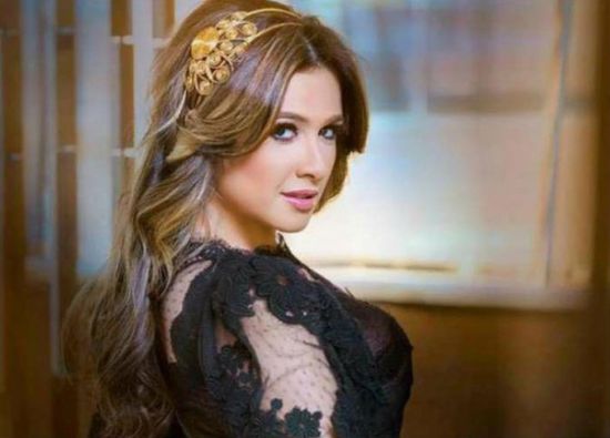 ياسمين عبدالعزيز تحتفل بعيد ميلاد ابنتها (فيديو)