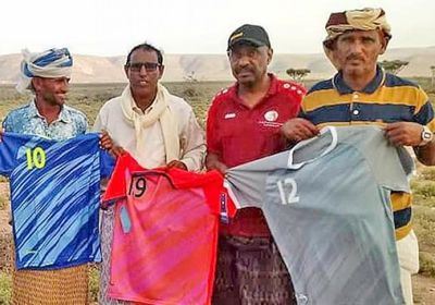 ملعب وملابس رياضية من "خليفة الإنسانية" لشباب سقطرى