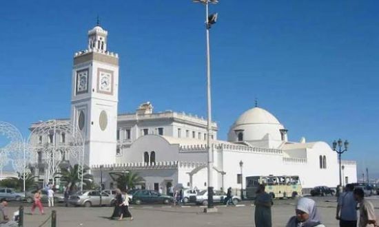 الجزائر تغلق المساجد ودور العبادة تخوفا من كورونا