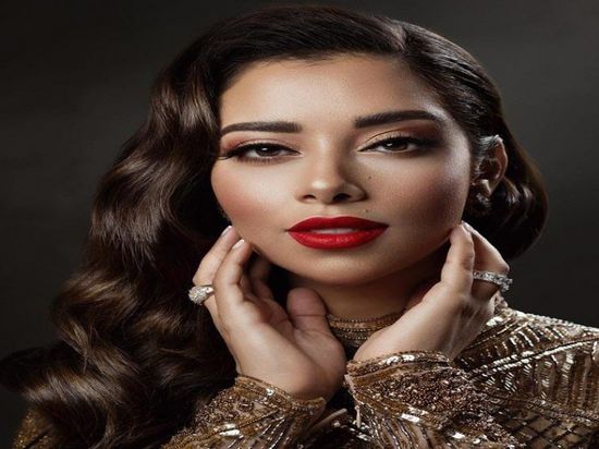 بلقيس تخطف الأنظار بالذهبي في جلسة تصوير جديدة