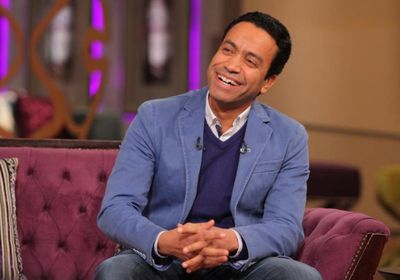 "بصلي جماعة وبغسل المواعين".. هكذا يقضي سامح حسين أوقاته في المنزل