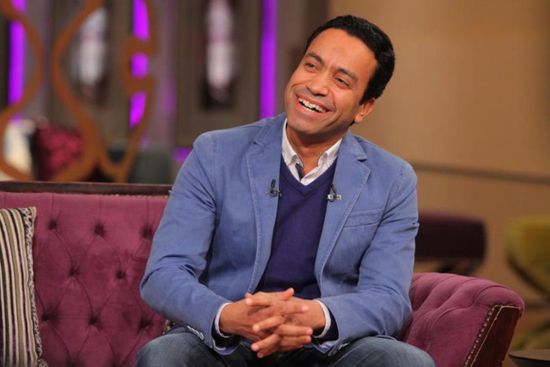 "بصلي جماعة وبغسل المواعين".. هكذا يقضي سامح حسين أوقاته في المنزل