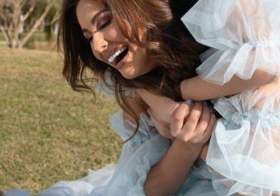 مي سليم رفقة ابنتها "لي لي" في جلسة تصوير عفوية 