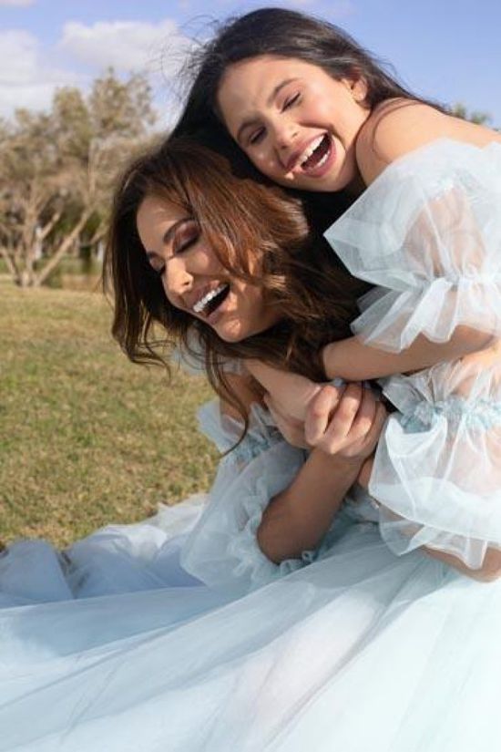 مي سليم رفقة ابنتها "لي لي" في جلسة تصوير عفوية 