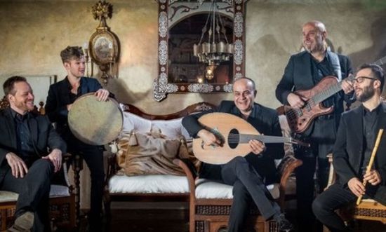 فريق "كايرو ستيبس" يهدي أعماله لجمهور المنزل