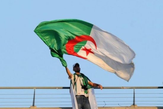 الجزائر تعلن وقف جميع وسائل النقل بين المدن والولايات