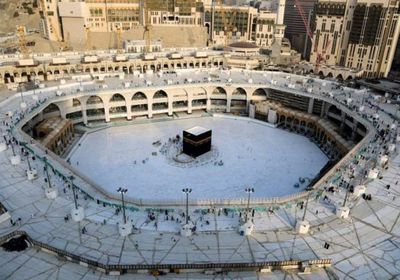 السعودية تعلق الصلاة والتواجد في ساحات الحرمين الشريفين